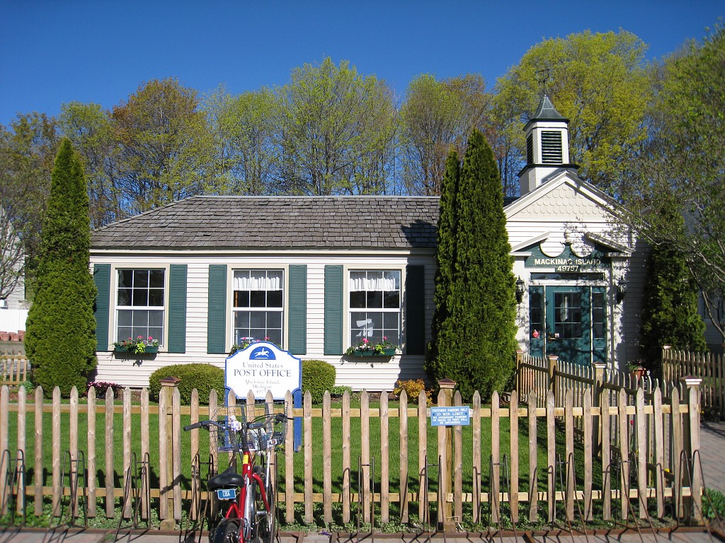 Mackinaw Island Area May 2008 0265.jpg - May 24 2008 a trip to Mackinac City for a 5 M race and a visit to Mackinac Island. A day to the UP, Paradise, Whitefish Point and Tahquamen Falls. This was followed by trips to Petoskey and Charlevoix.